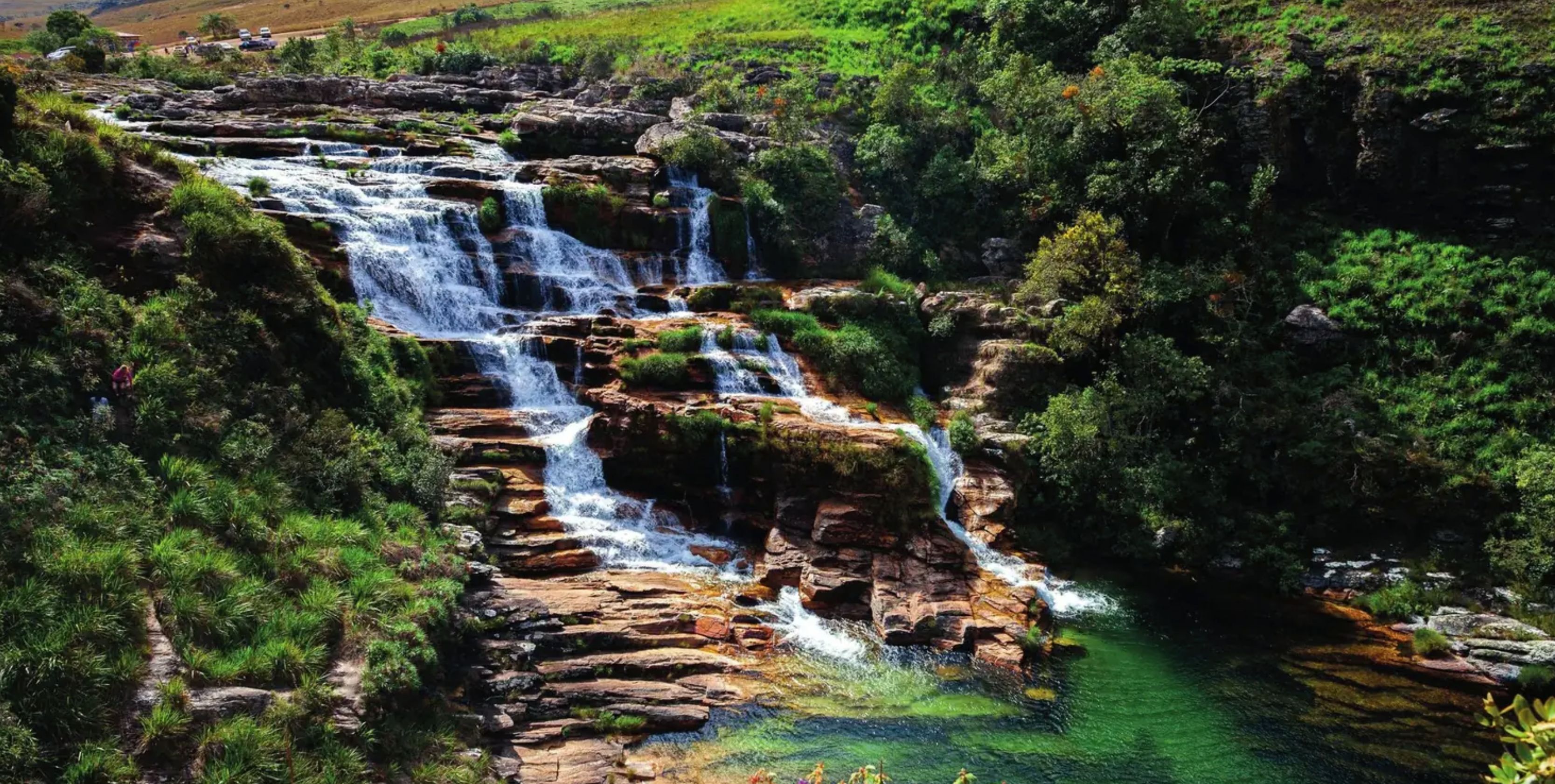 Cachoeira e piscina natural na Chapada dos Veadeiros
