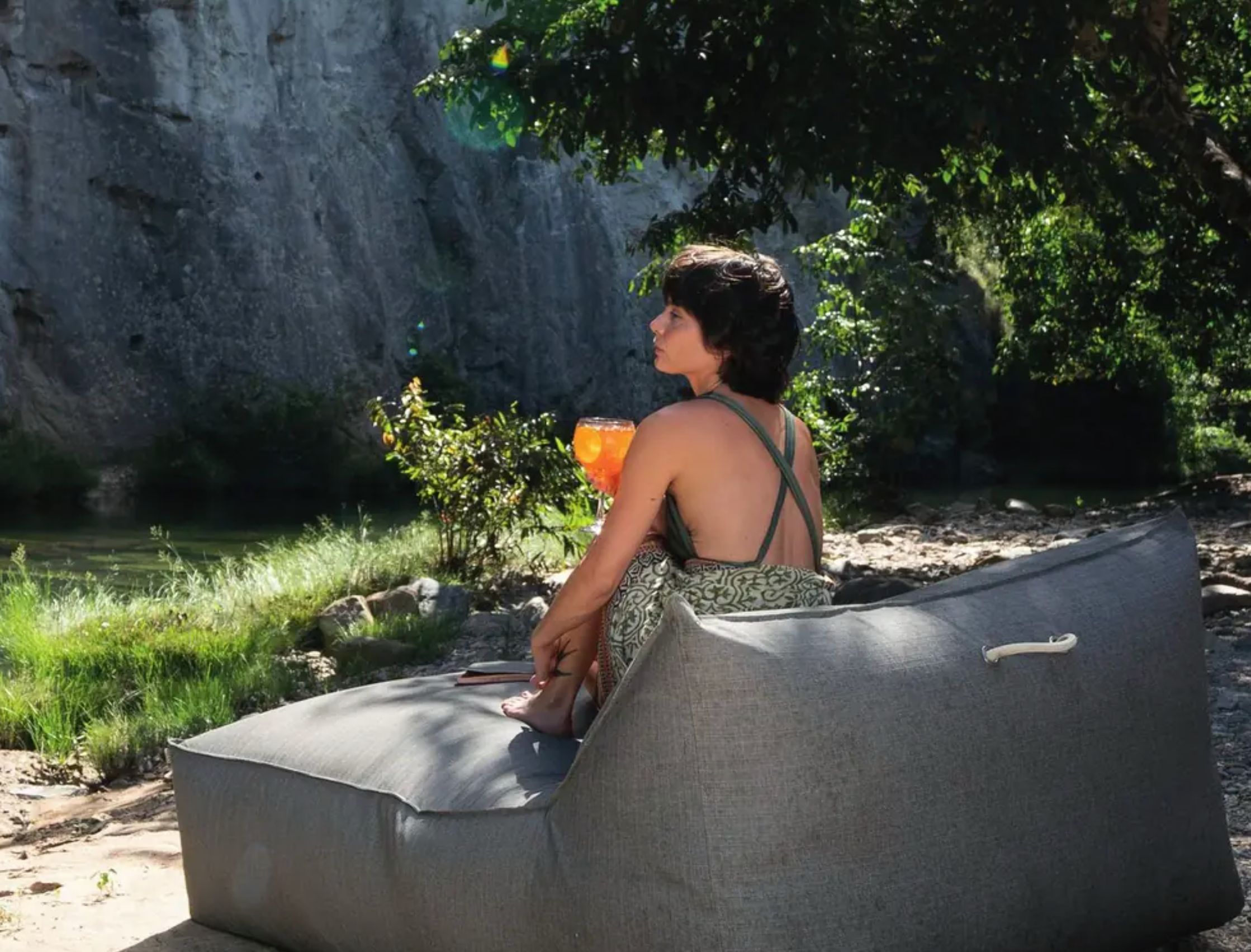 Momento de descanso à beira do rio na Fazenda Shanti