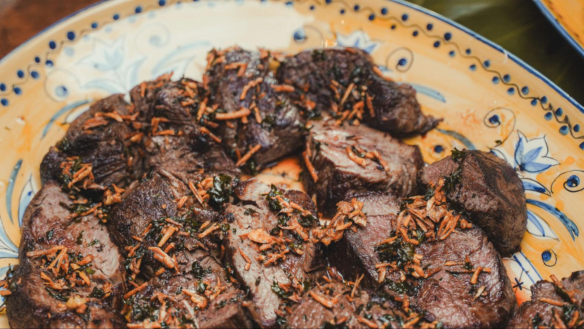 Carne grelhada com ervas servida na Fazenda Shanti